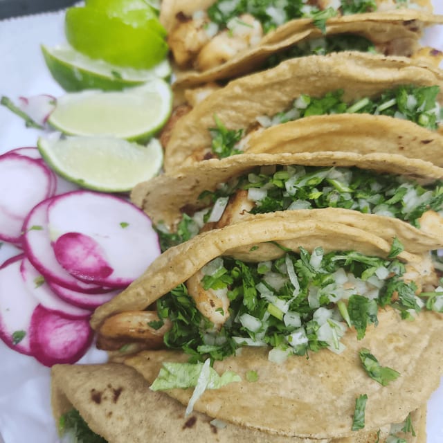 Compra 3 Tacos, Obtén Uno Gratis (Buy 3 Tacos, Get 1 Free).